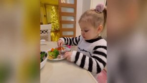 Дочка Леры Кудрявцевой обедает и рассказывает маме новости из детского сада