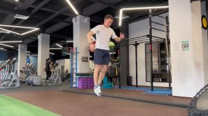 Прыжки со сменой ног на месте