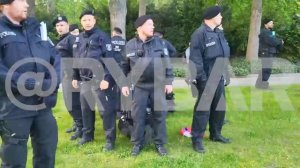 ?? Целая банда эсэсовцев немецких полицаев сбежалась арестовывать одного человека с российским фла
