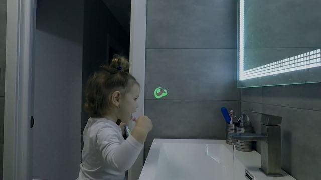 Милана сама чистит зубы / Ребенок в 1,5 года чистит зубы