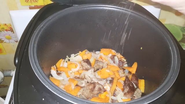 говядина тушеная с овощами в мультиварке! просто, вкусно, нажористо!