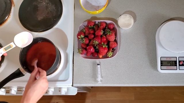 Молекулярная икра из клубники.