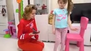 Ева играет в челлендж съедобное как шоколад и настоящее