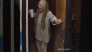 Когда вам повезло с соседями!) Сочувствуем... Безумная бабка бьёт дверью и кричит по утрам)