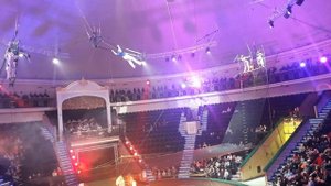 Акробаты в минском цирке, в конце видео падение с высоты. Трюк не удался!