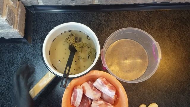 РЕЦЕПТ КАК  ЗАСОЛИТЬ САЛО В РАССОЛЕ