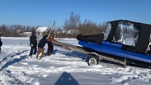 Загрузка аэролодки на прицеп своим ходом