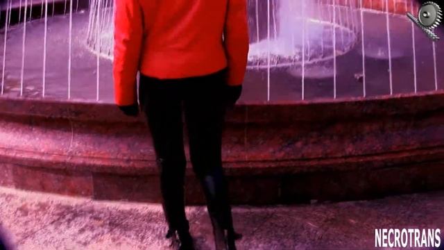 КРАСНАЯ КОЖАНАЯ КУРТКА С КАПЮШОНОМ И МАСКА ИЗРАИЛЬСКОГО ПРОТИВОГАЗА. ПРОТИВОГАЗ И КОЖАНЫЙ КОСТЮМ смотреть онлайн