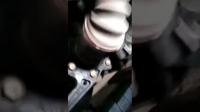 Тоета хайлюкс ,снятие рулевой рейки ( обязательно выкручиваем руль в лево до упора и фиксирует )