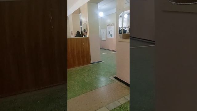 Мы пришли в школу поздравить бывшего классного руководителя группы #студенты #поздравление #подаро смотреть онлайн