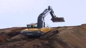 Экскаватор Volvo EC 290B поднимается на холм