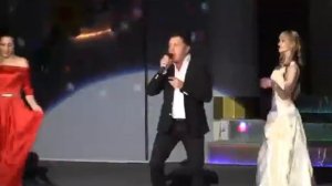 Танцевальная песня "Роза белая, роза алая". Зажигаем зал! (Кавер версия, крупный план)