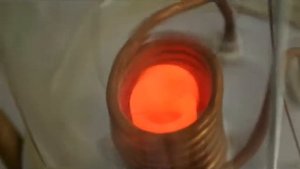 Работа вакуумной индукционной печи / Vacuum induction heater in operation