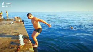 Акробатика - прыжки и сальто с пирса