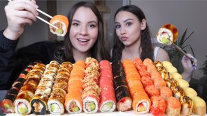 МУКБАНГ 100 роллов от Space Sushi обзор съедим все? Пишем экстрасенсам с сестрой mukbang sushi