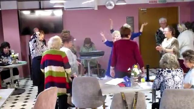 Алая роза, поёт Ася Идрисова, а Посиделки танцуют. смотреть онлайн