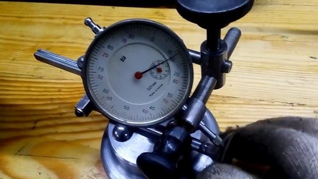 Приспособление для измерения биения клапана.