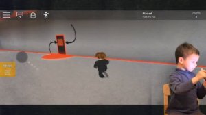 Гера сегодня играет в Roblox . Не все еще пока получается , но он на верном пути .