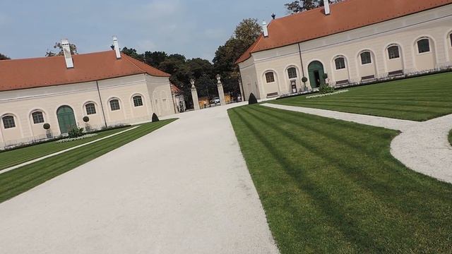 Hungary. Fertőd. Esterhazy-kastely. Идем из двореца  князя Эстерхази