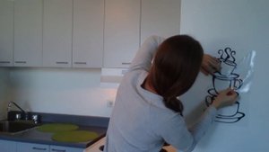 Декор кухни. Как приклеить наклейку на стену?