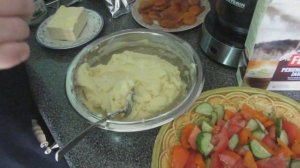 Картофельное пюре из картофельного порошка!:) Вкусный салатик:)