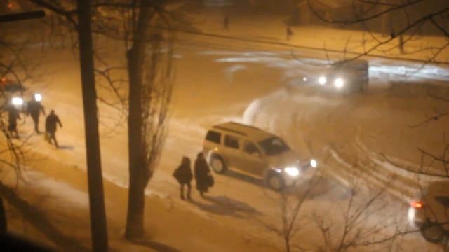 Ростов-на-Дону 29.01.14 люди пешком идут на работу по проезжей части в Александровке