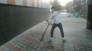 СТРИТ НА САМОКАТЕ ПО МОКРОМУ АСФАЛЬТУ||КРУТЫЕ ТРЮКИ||СНАПНУЛИ САМОКАТ