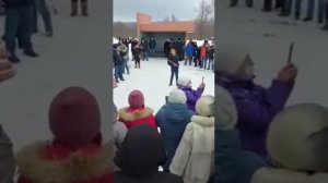 Собравшиеся дружно поют гимн башкирского народа "Уралым". Флешмоб в поддержку башкирских пчеловодов