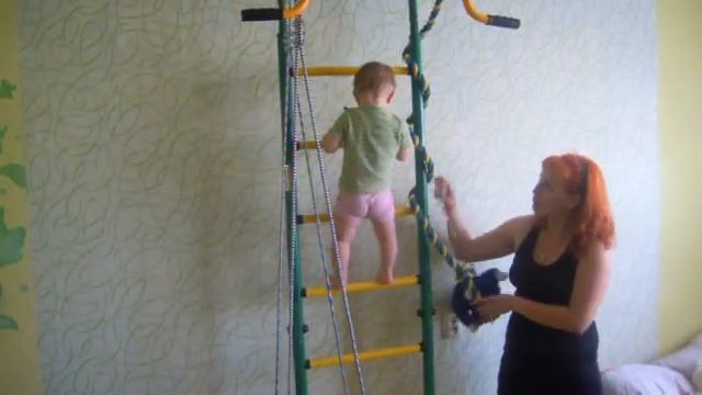 Ребенок научился в 1 год и 2.5 месяца слазить вниз с шведской стенки смотреть онлайн