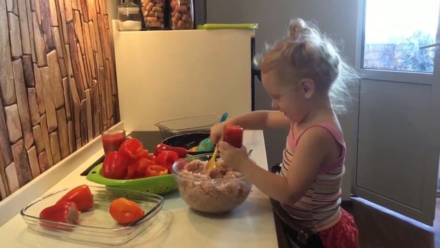 Фаршированные перцы! С куриным фаршем! Вкусно и полезно готовим детям! Готовим вместе с детьми! смотреть онлайн