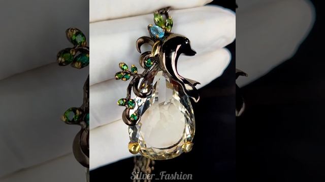 СЕРЕБРЯНОЕ КОЛЬЕ С НАТУРАЛЬНЫМИ ЗЕЛЕНЫМ АМЕТИСТОМ (ПРАЗИОЛИТ) И ХРОМДИОПСИДАМИ.