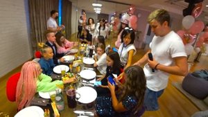 ИДЕМ НА ДЕНЬ РОЖДЕНИЕ МАШИ OMG!! Что ПОДАРИЛА МИЛАНА?? куда УЛЕТЕЛИ ШАРИКИ??