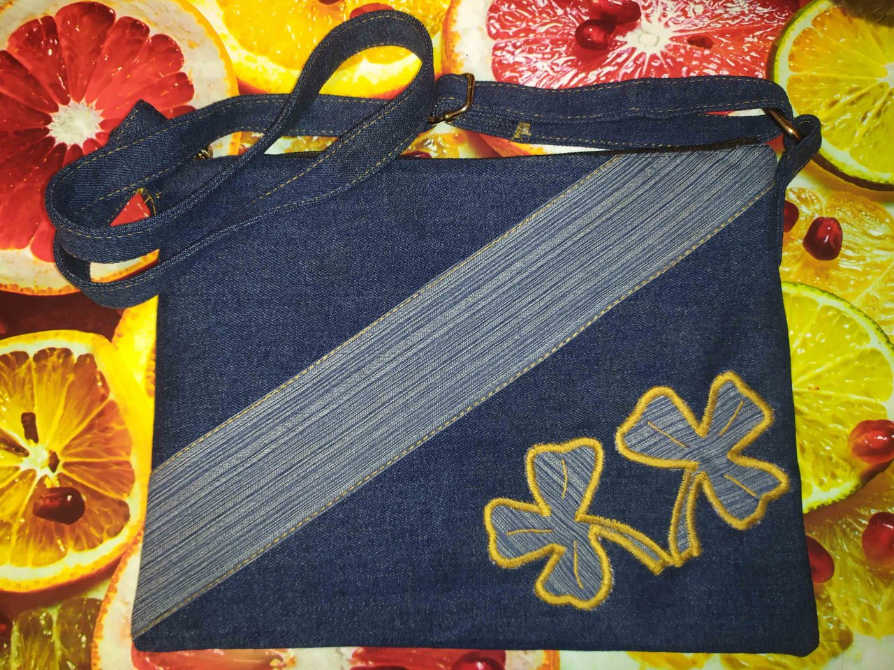 Джинсовая сумка. Утилизация ненужных вещей.