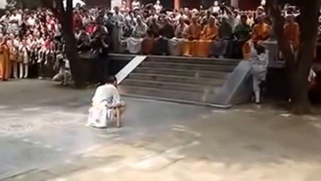 Кун-фу  МАСТЕРА  ПОКАЗЫВАЮТ СВОИ СПОСОБНОСТИ ЭТО ПРОСТО СУПЕР !!! смотреть онлайн