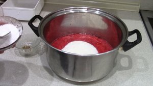 Замечательный соус к мясу и рыбе из красной смородины