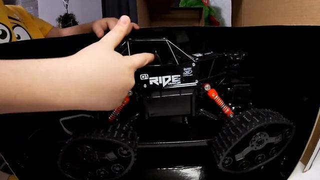 Ванюшка распаковывает ВНЕДОРОЖНИК CRAWLER НА ГУСЕНИЦАХ . смотреть онлайн