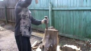 Как расколоть сучковатую чурку.wmv