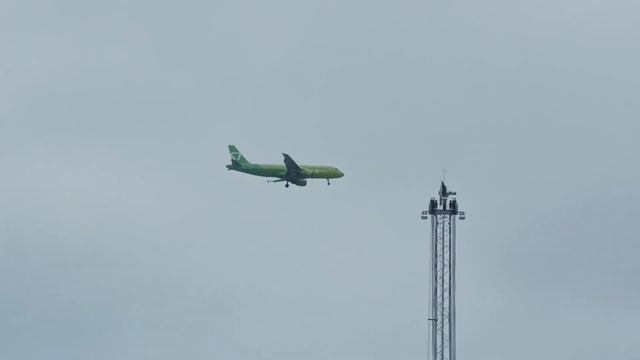 САМОЛЁТ НАД КРЫШАМ ДОМОВ В СОЧИ! ВЗЛЁТ САМОЛЁТА S7! смотреть онлайн