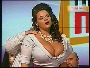 Мию Зарринг массируют в телестудии