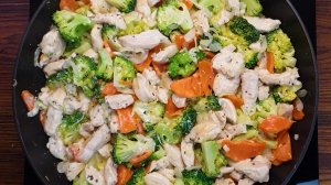 Куриное филе с Брокколи на сковороде. Chicken fillet with Broccoli in a pan.