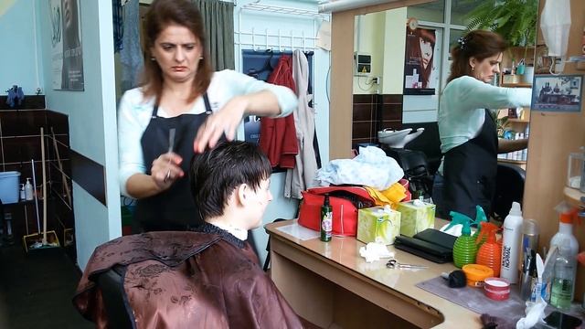 Стрижка в парикмахерской. Взрослому аутисту Ангелине стрижет волосы парикмахер стилист смотреть онлайн