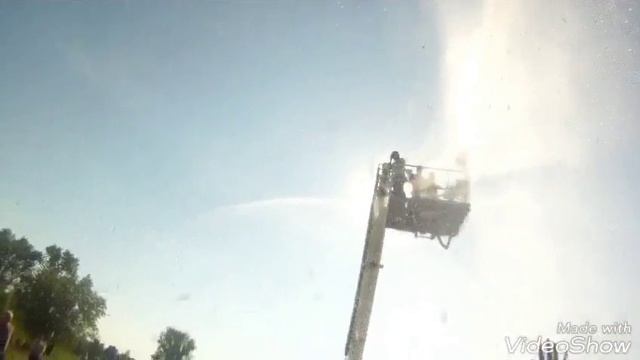 Полив народа с пожарного шланга)