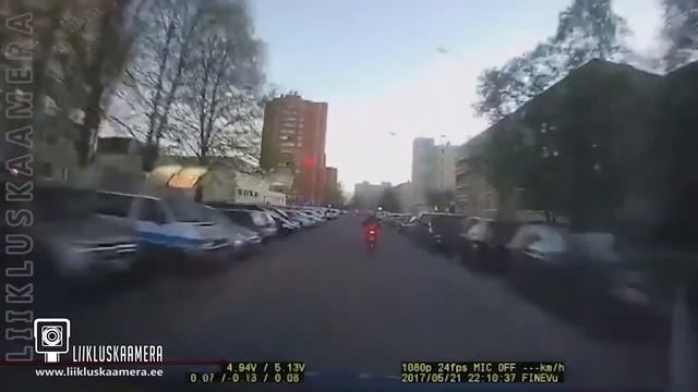 Выбила сумкой из седла мопеда. смотреть онлайн