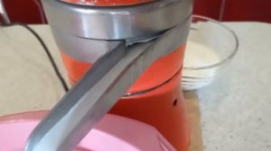 Пропускаем козье молоко .Отделяем сливки . Мой старый сепаратор .