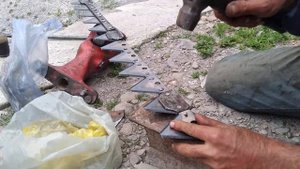 вот как заклёпками собрал на планке сегменты и получил косу для чешской сенокосилки MF 70