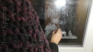 Три способа украсить окна к Новому году с помощью трафаретов