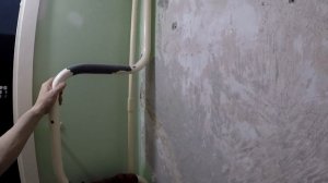 Демонтаж бетонного плинтуса,в ванной комнате.