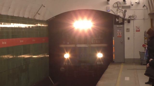 Движение метропоездов Ем на станции метро Лесная
