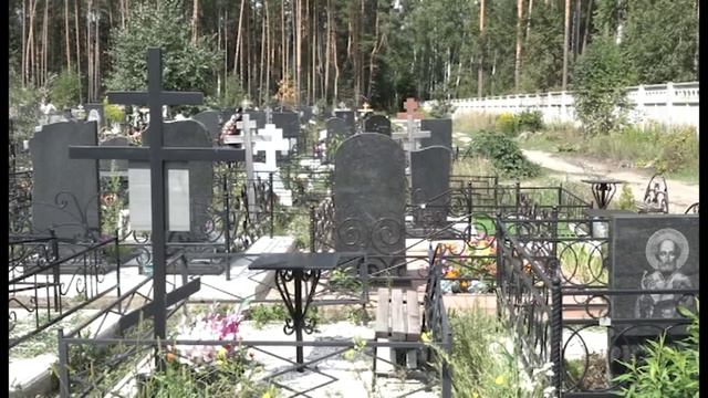 Городское кладбище Заречного зарастает мусором