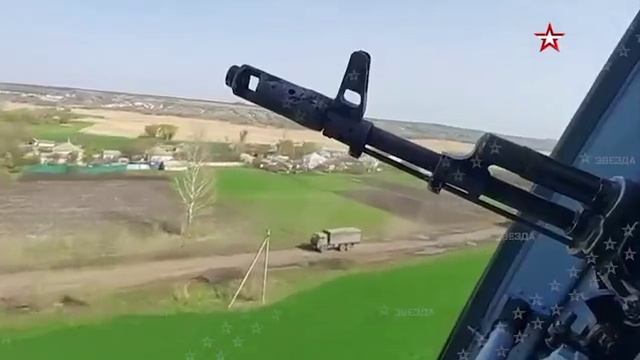 Контроль на высоте кадры работы вертолетчиков Ми-8 на боевом задании по сопровождению колонны.